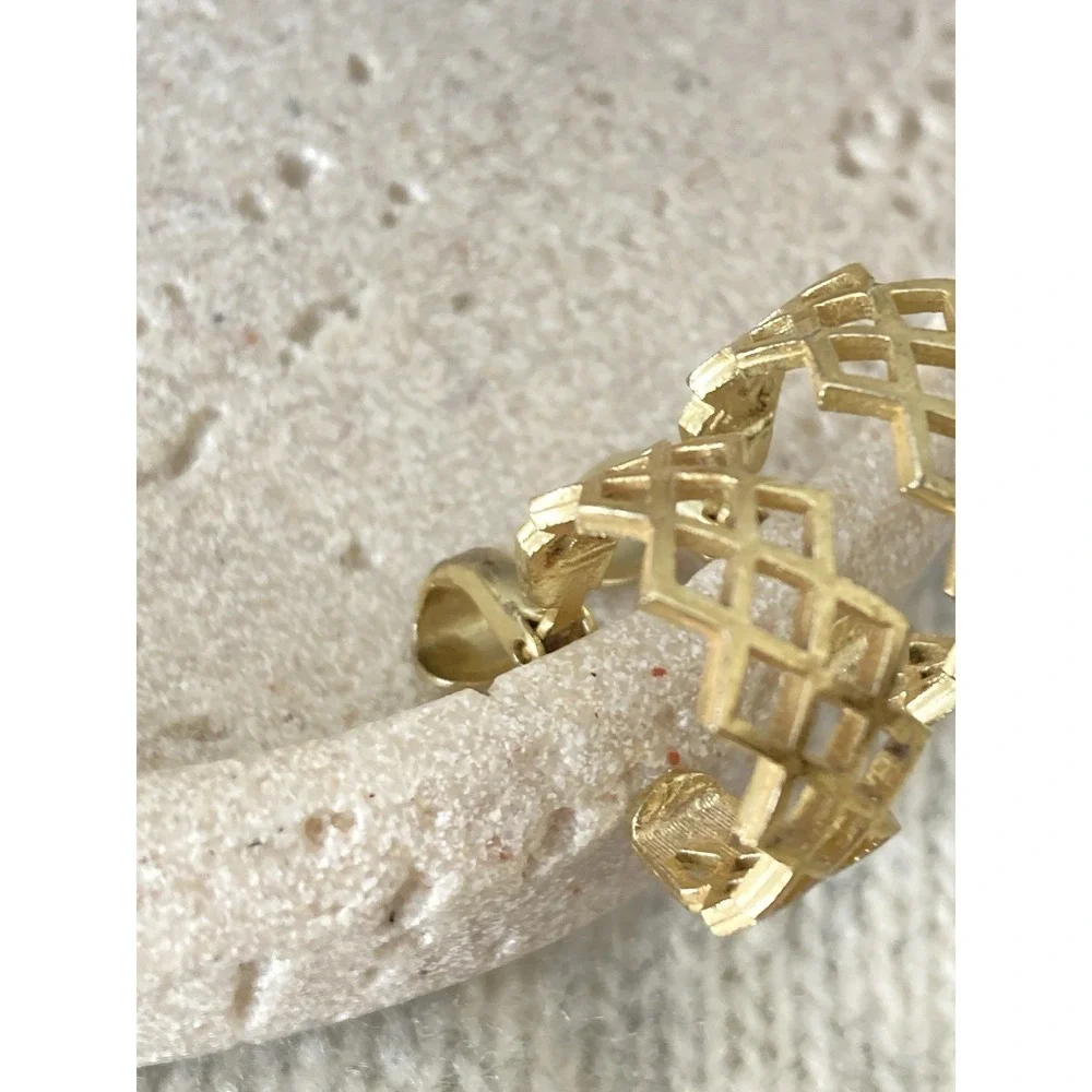 Small Gold Tone‎ Hoop Earrings Abstract Lattice Cutout Clip On Geometric
